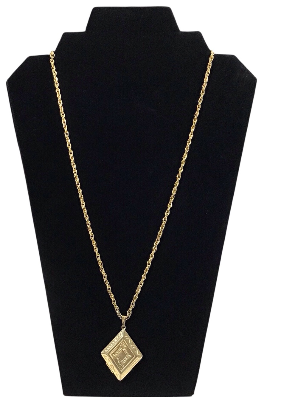 Locket Pendant Necklace Gold Tone Chain Fashion Jewelry